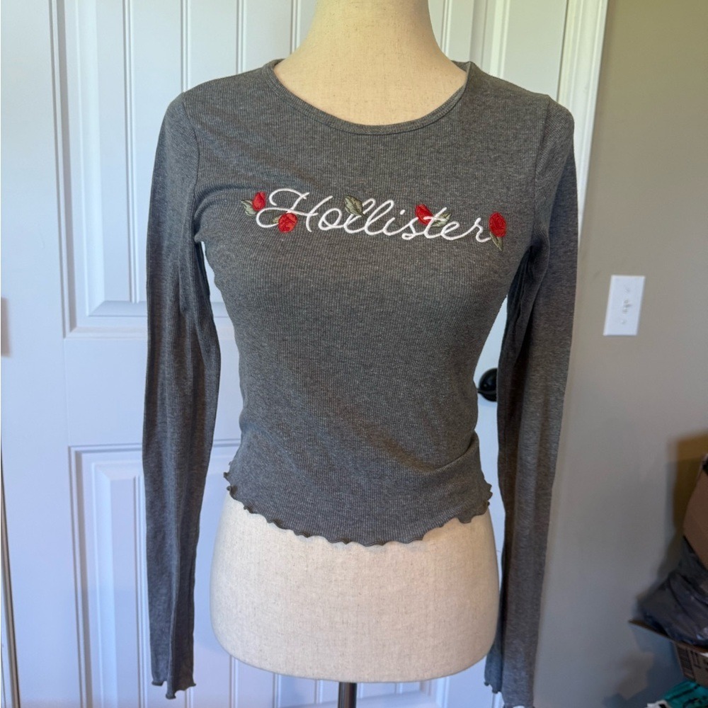 Hollister Long Sleeve Cropped Ribbed Top Floral Embroidered Grey‎ Size S